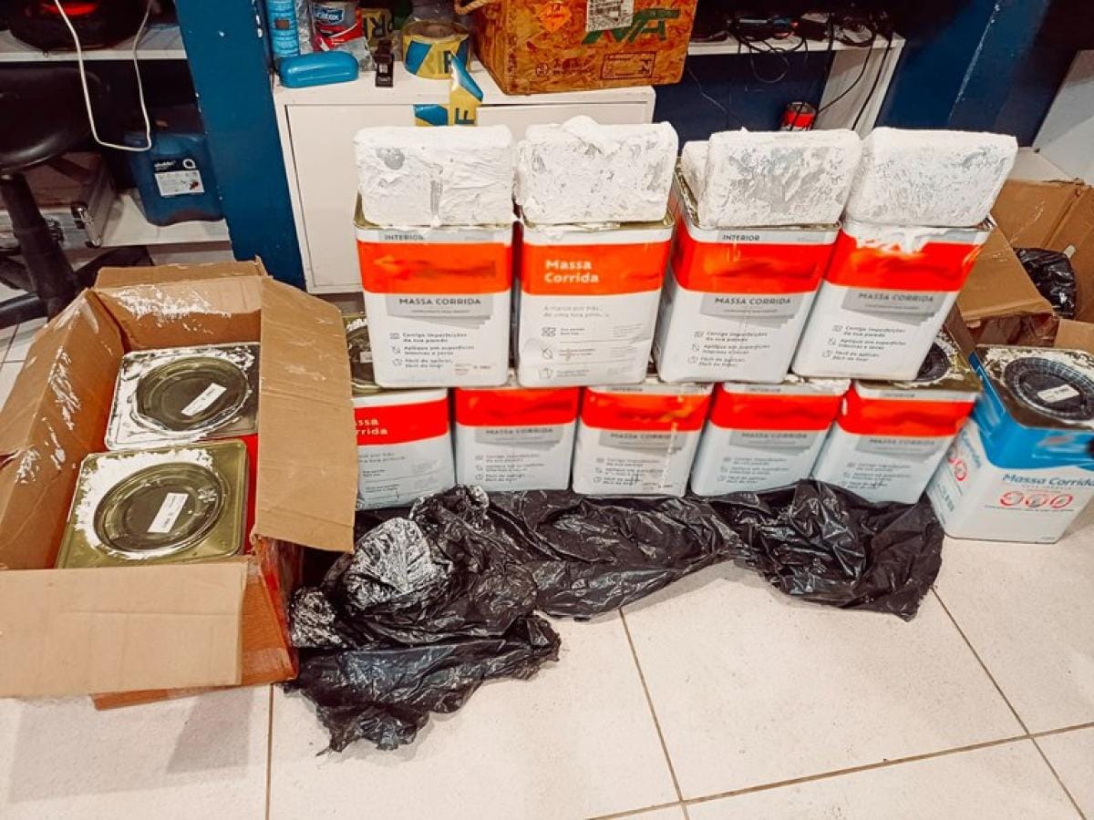 Dois são presos transportando 60 kg de drogas dentro de latas em ônibus coletivo