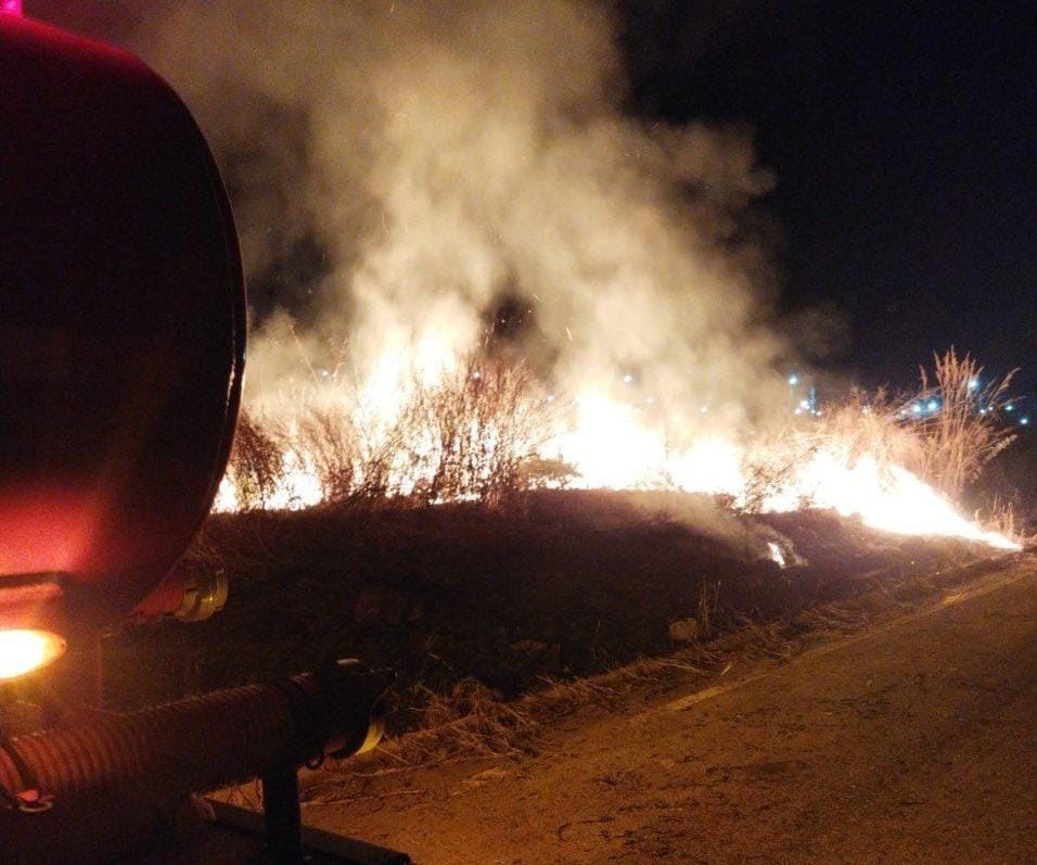 Bombeiros militares combatem incêndio em vegetação às margens da rodovia 364