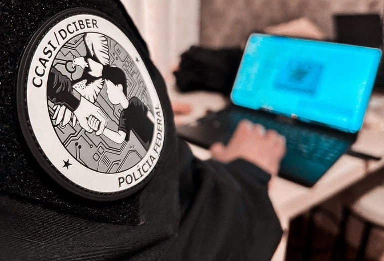 Mulher que produzia e vendia vídeos com abuso sexual de crianças é alvo da Polícia Federal