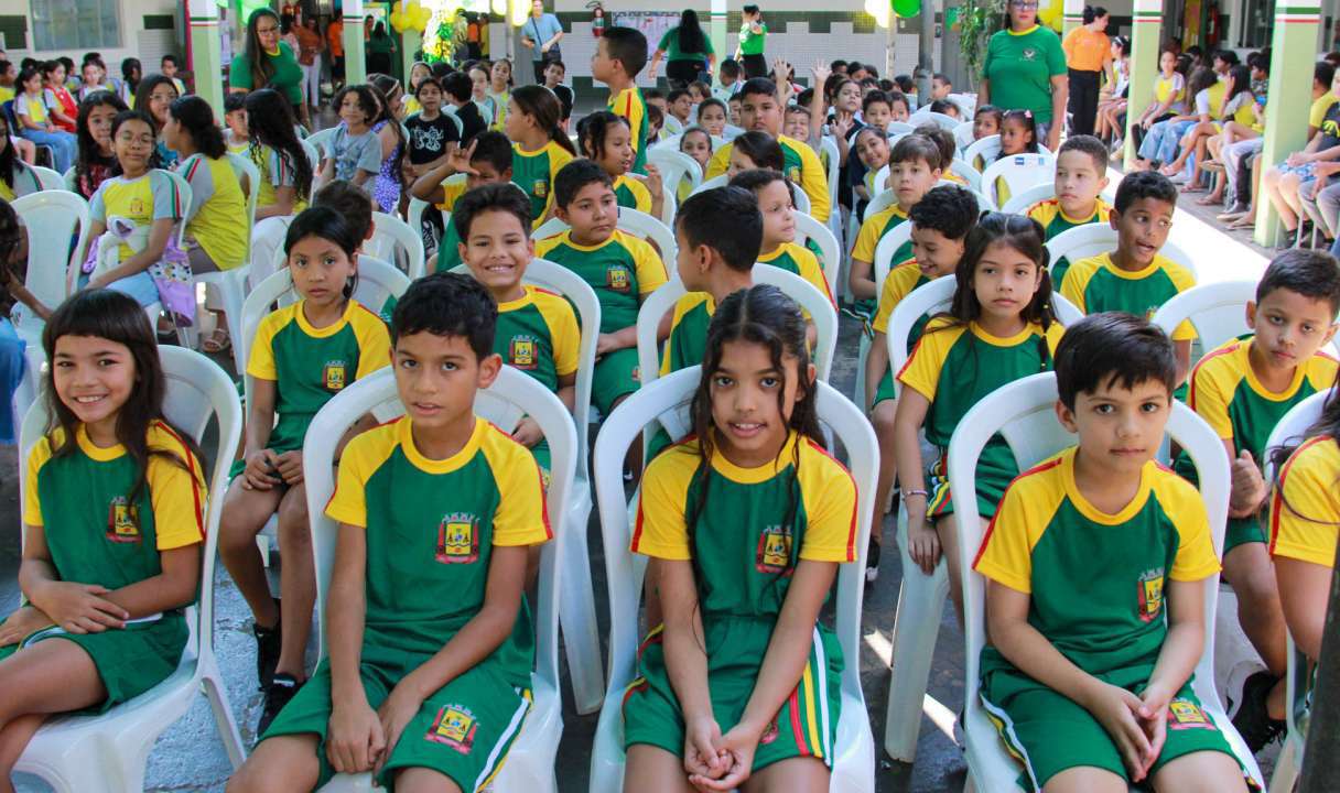 Várzea Grande entrega 100% dos kits de uniformes nas escolas da rede municipal