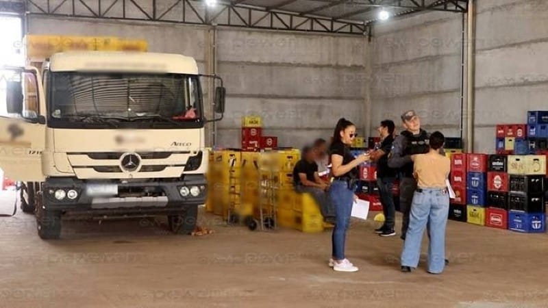 PM fecha fábrica que adulterava cervejas de marcas famosas e prende cinco pessoas; vídeo