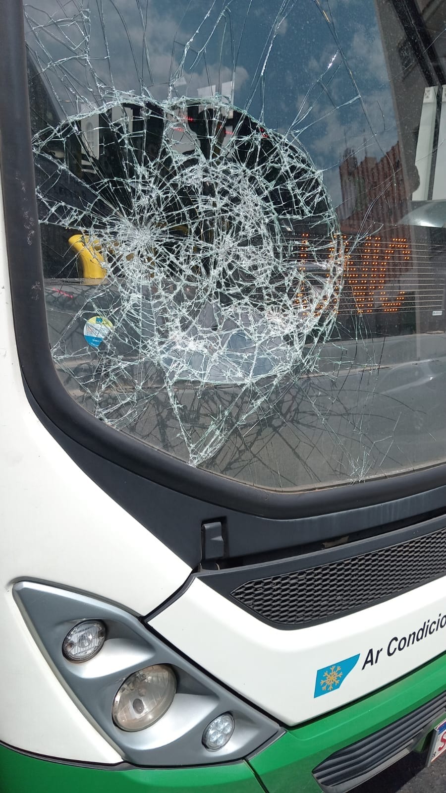 Três ônibus de Cuiabá são apedrejados na praça Bispo e ficam fora de circulação