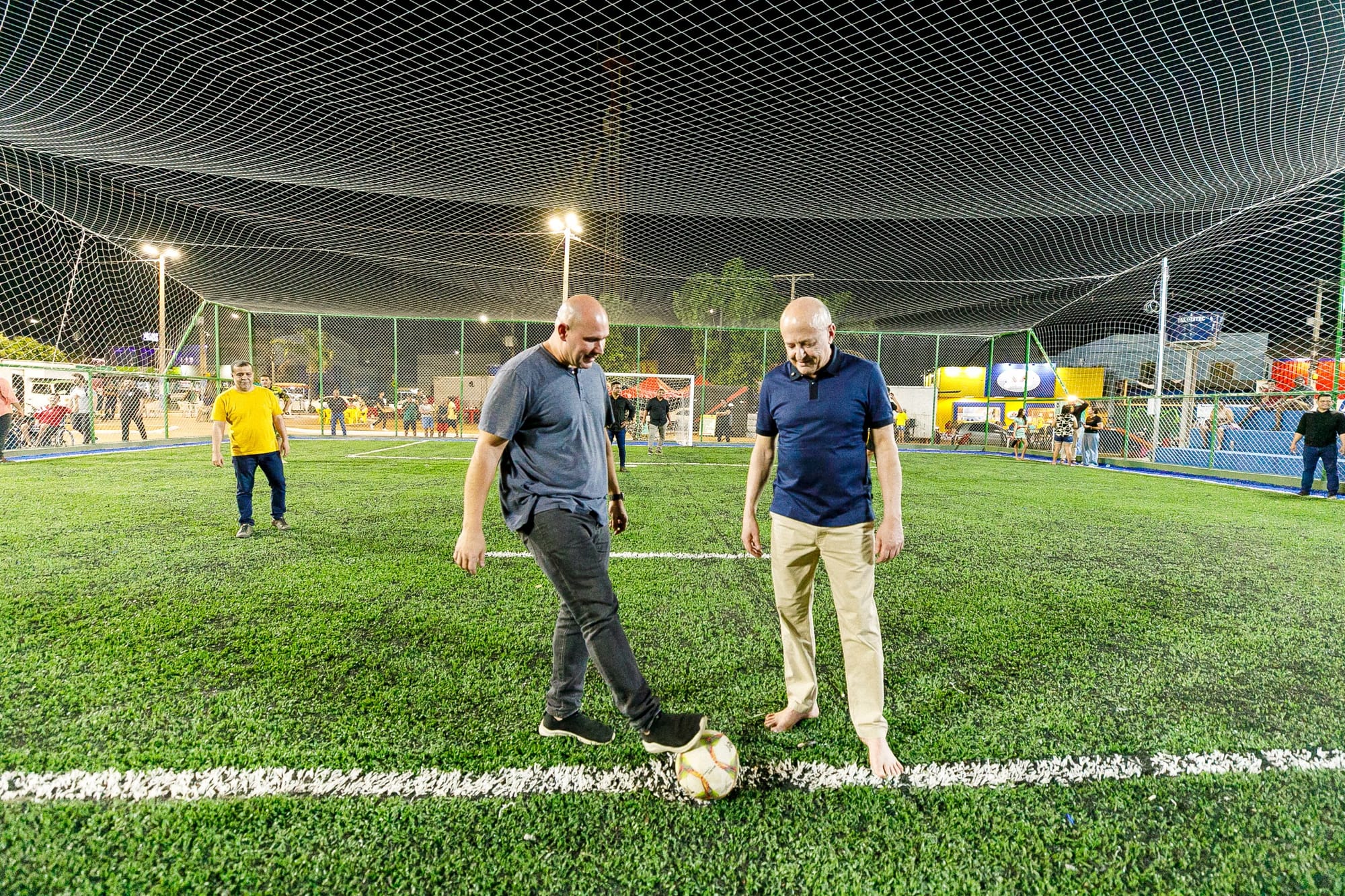 Abilio e Pivetta jogam futebol em inauguração de espaços esportivos no Pedra 90