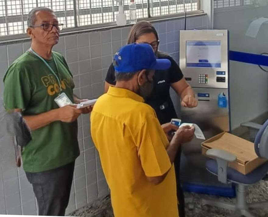 Em ação de panfletagem, Procon/VG impede golpe contra idoso em banco