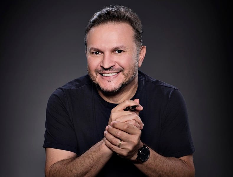 Fabricio Carvalho lança obra que investiga como as Big Techs moldam os sentidos do presente