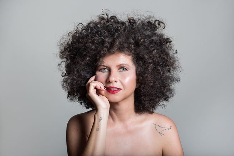 Roberta Campos traz show intimista ao Cine Teatro Cuiabá