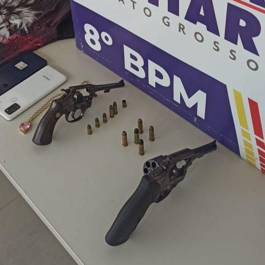 Bandidos invadem residência, fazem família refém e agridem adolescente durante assalto