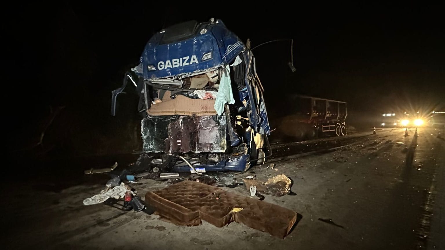 Motorista morre preso às ferragens e outro fica em estado grave após colisão entre carretas