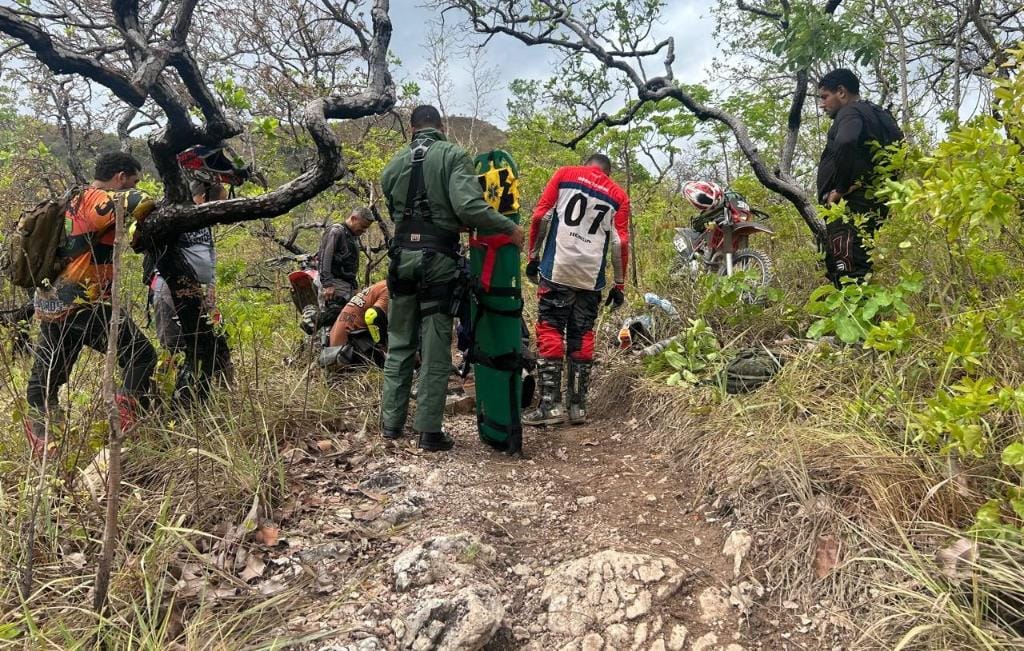 Piloto de motocross é regatado após acidente durante trilha em Chapada dos Guimarães