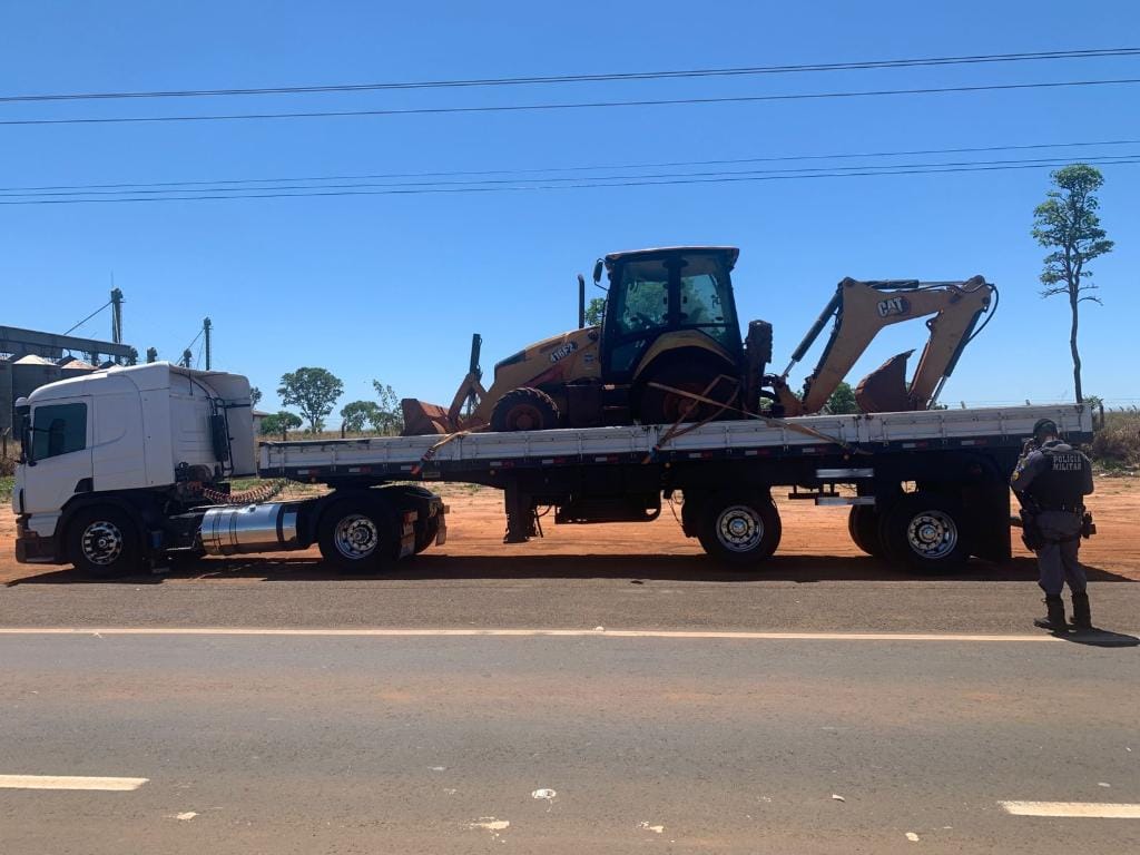 Ação integrada da Polícia Militar de MT e GO recupera retroescavadeira roubada em São Paulo