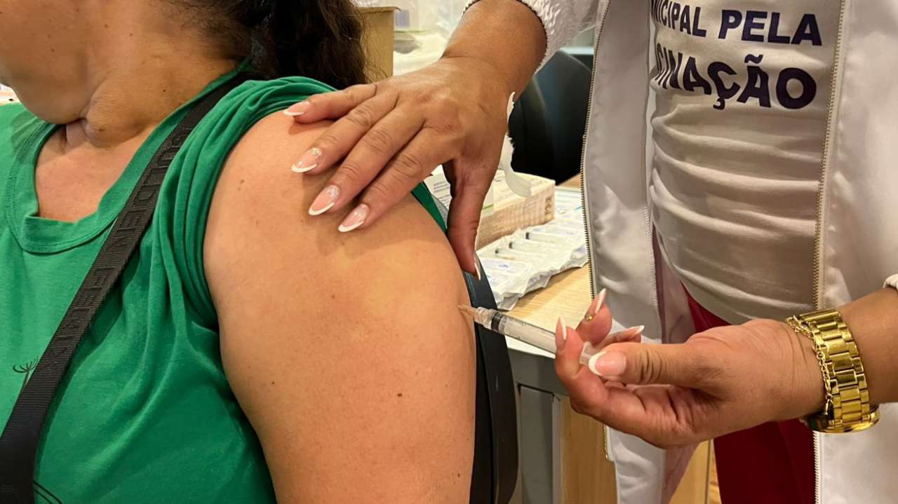 Equipes da Saúde realizam mais uma ação especial de vacinação no Várzea Grande Shopping