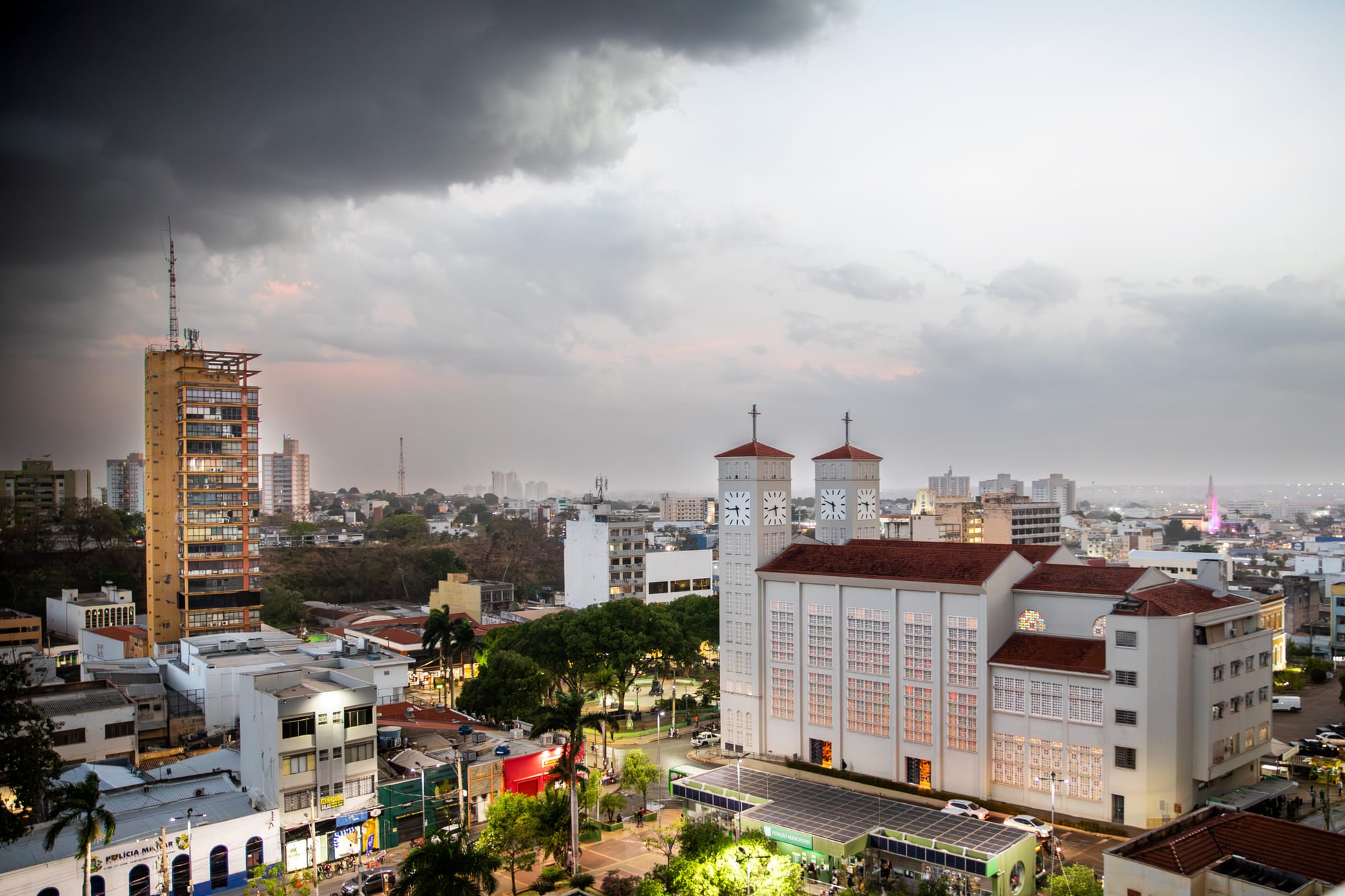 Cuiabá tem alerta para temporal que com ventos de até 60 km e descargas elétricas para esta quarta-feira