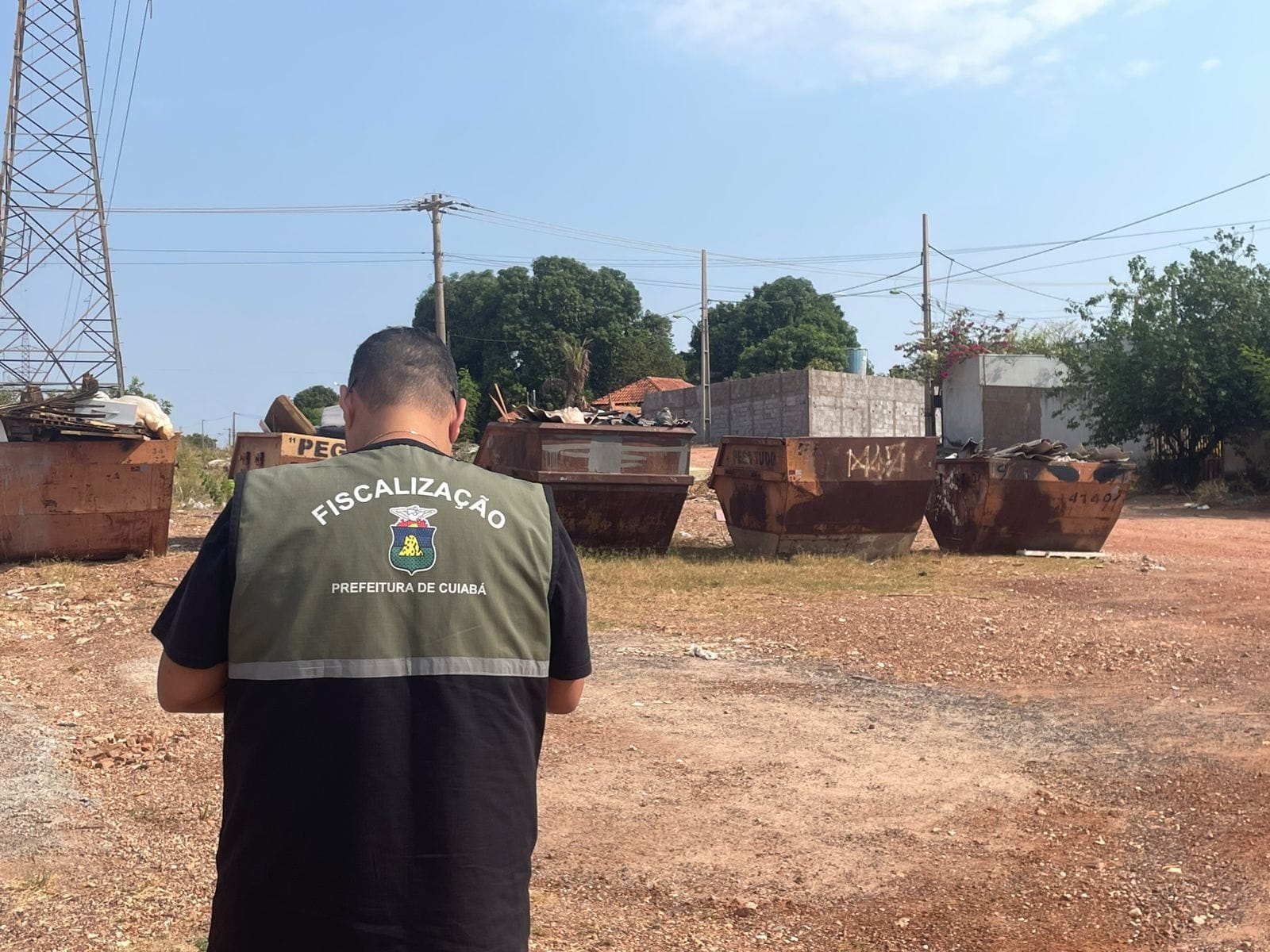 Prefeitura notifica empresa por caçambas irregulares e esclarece regras de uso