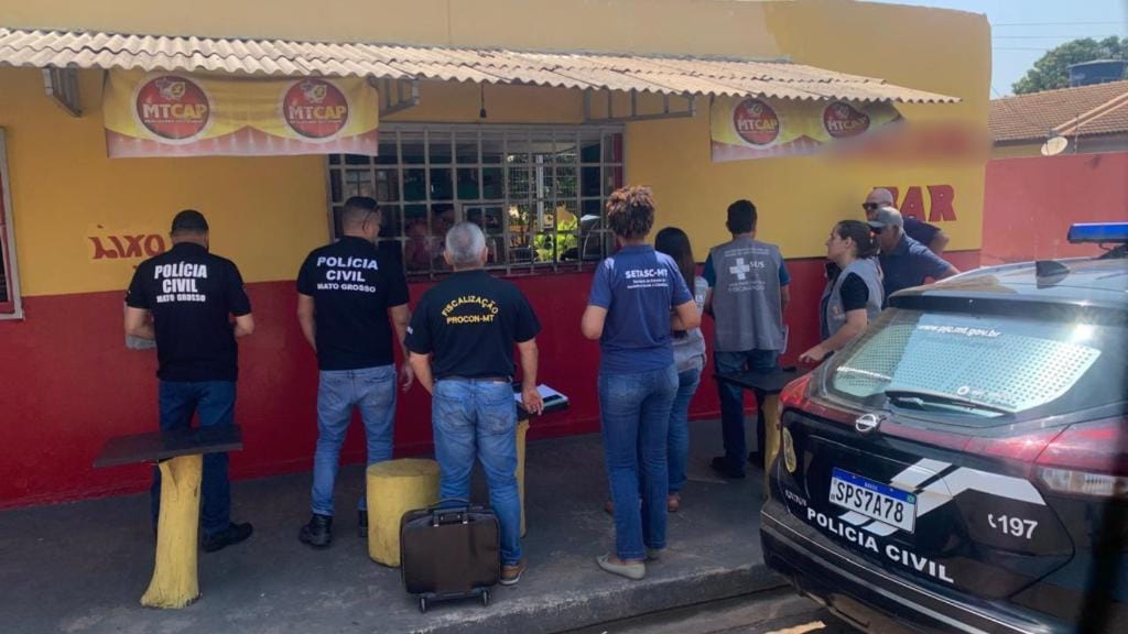 Polícia Civil e Vigilância Sanitária fecham fábrica clandestina de bebida destilada em Várzea Grande