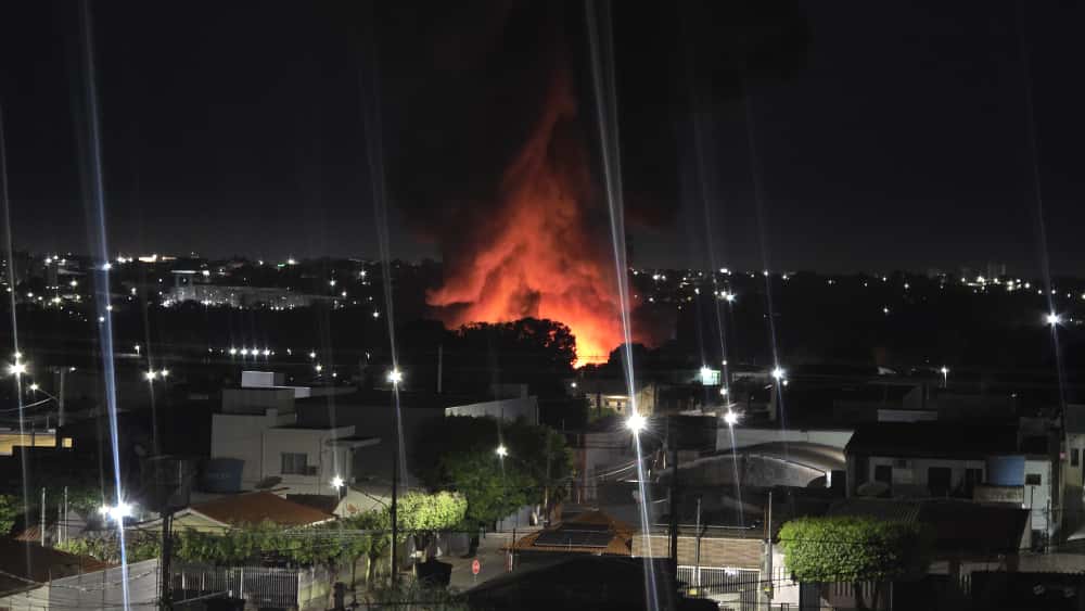 Incêndio de grandes proporções destrói empresa de reciclagem em Cuiabá e provoca explosões