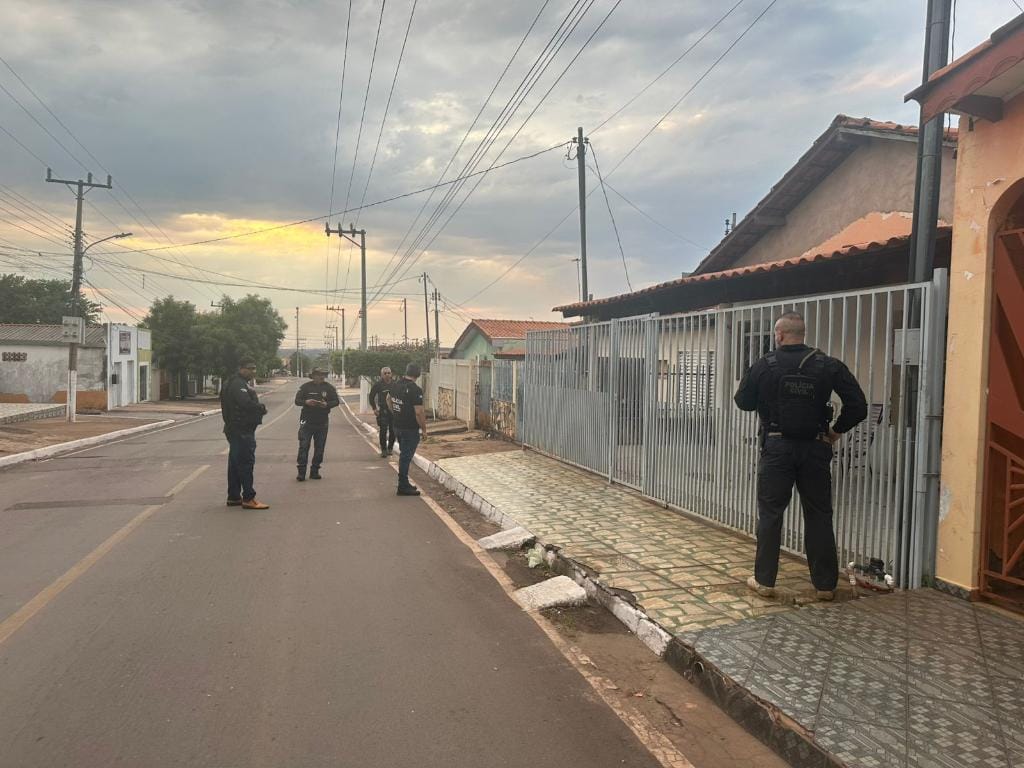 Polícia Civil cumpre mandados e prende 14 em operação contra facção criminosa atuante em MT