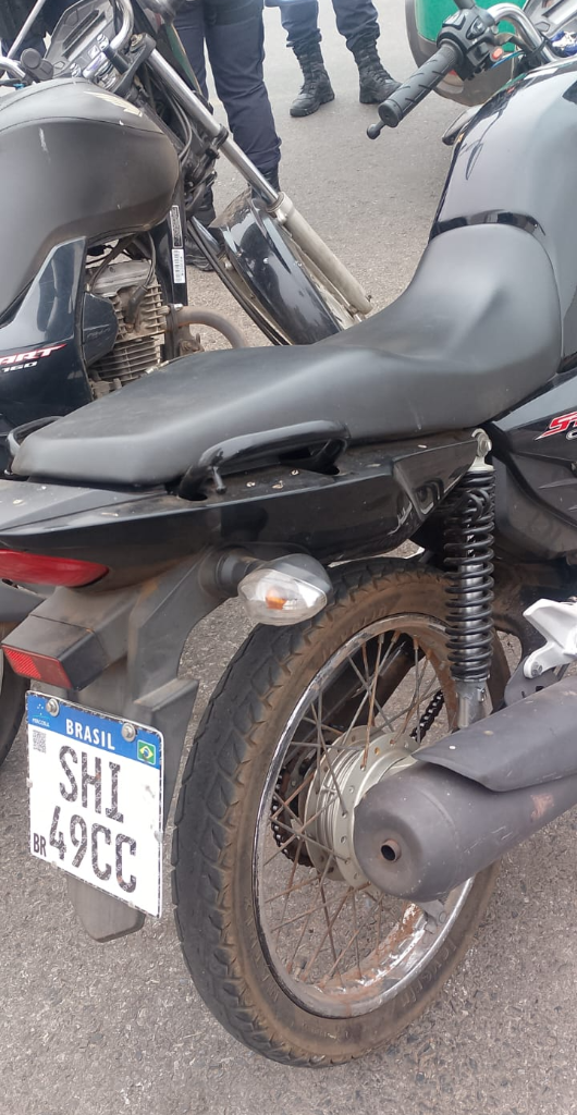 Motoqueiro é preso em Várzea Grande com placa falsa comprada na internet