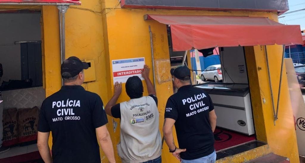 Operação flagra carne no chão e interdita açougue por falta de higiene em Cuiabá