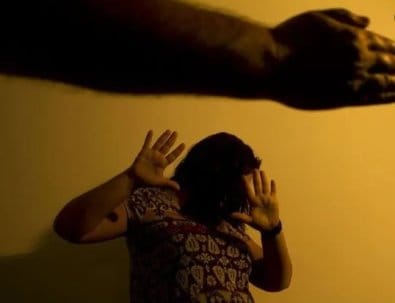 Mulher sangra pelos olhos e nariz após ser espancada com tábua de cozinha pelo ex-marido