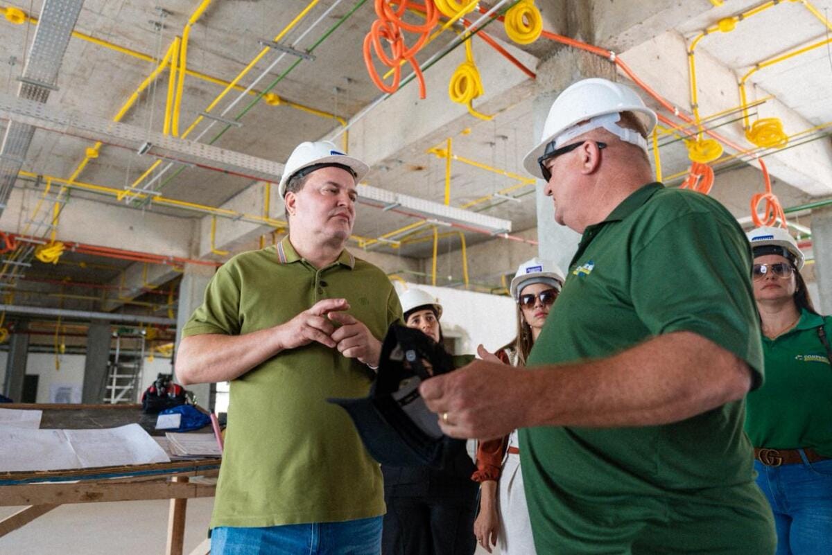 Max Russi e prefeito vistoriam obras do Hospital Regional de Confresa