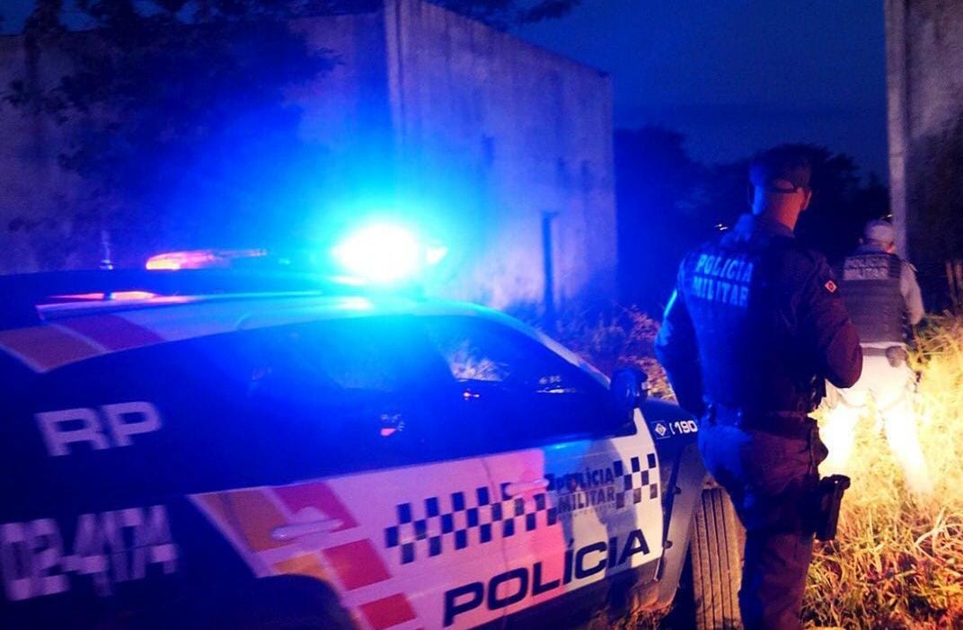 Adolescente foge com filho no colo para não ser morta pelo namorado durante a madrugada