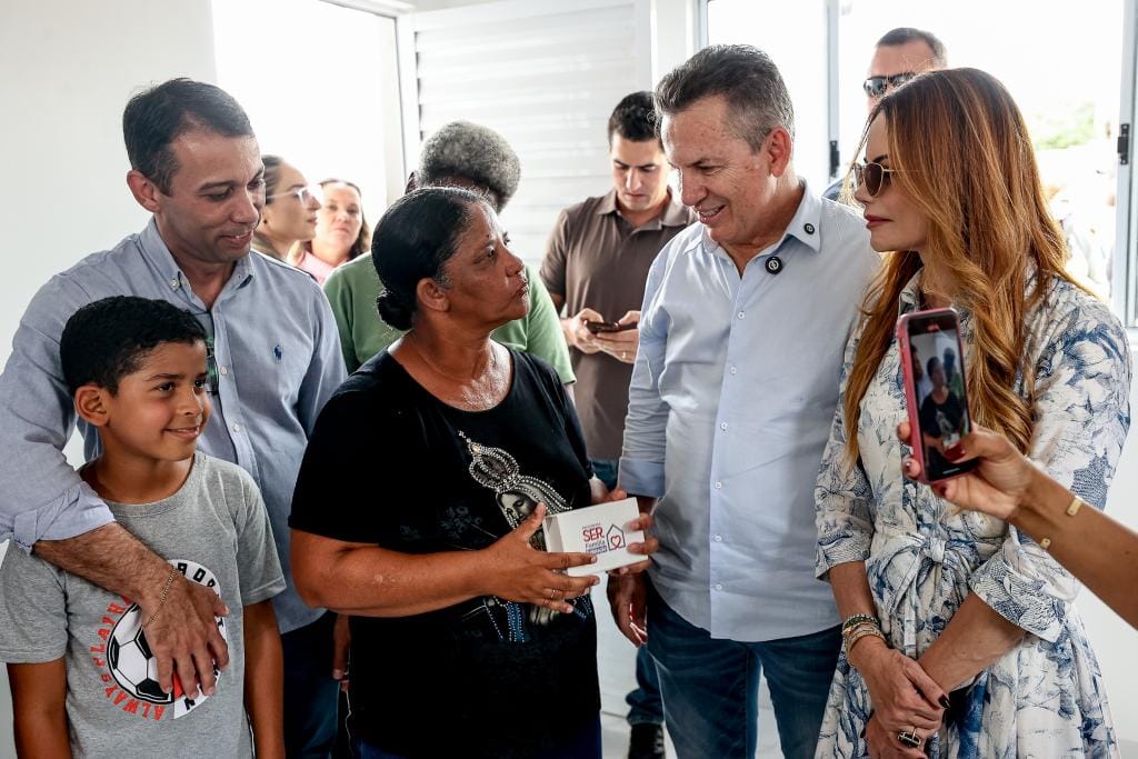 MT entrega casas para famílias em situação de vulnerabilidade e contemplada celebra conquista