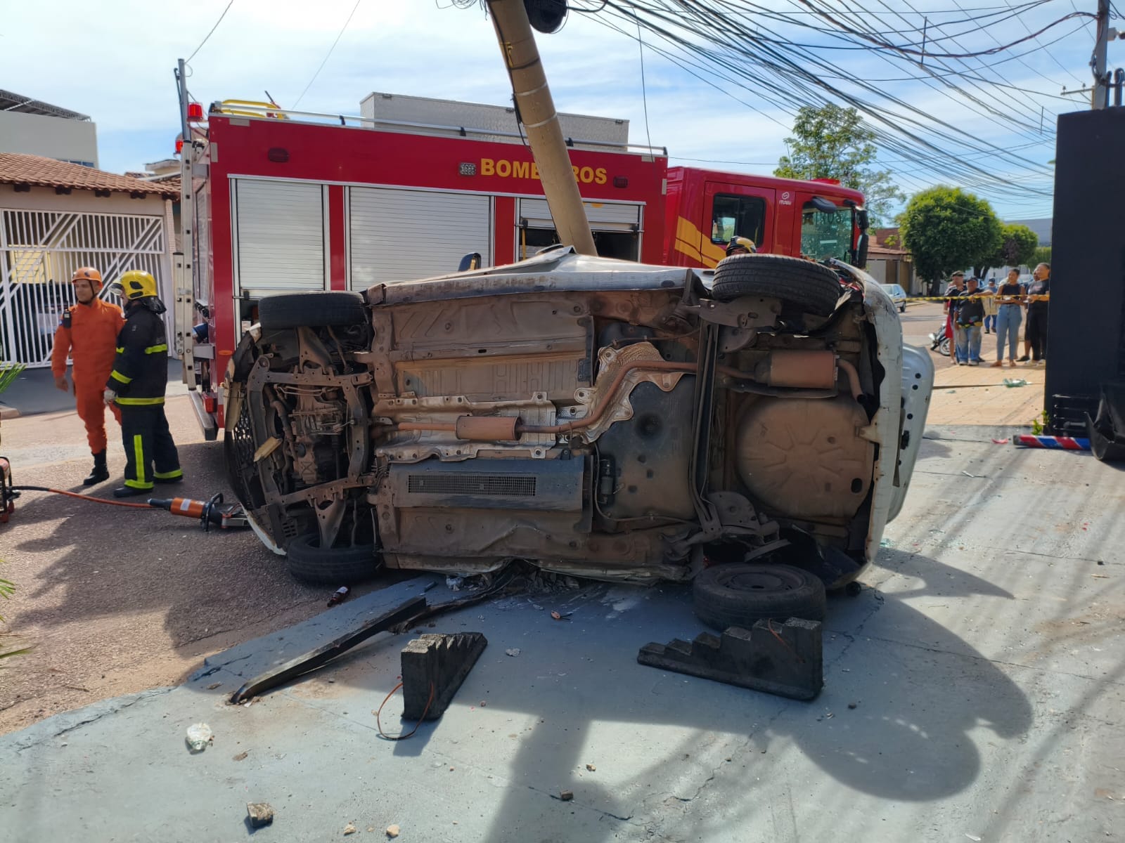 Casal morre em acidente após carro capotar e atingir poste no CPA 1, em Cuiabá