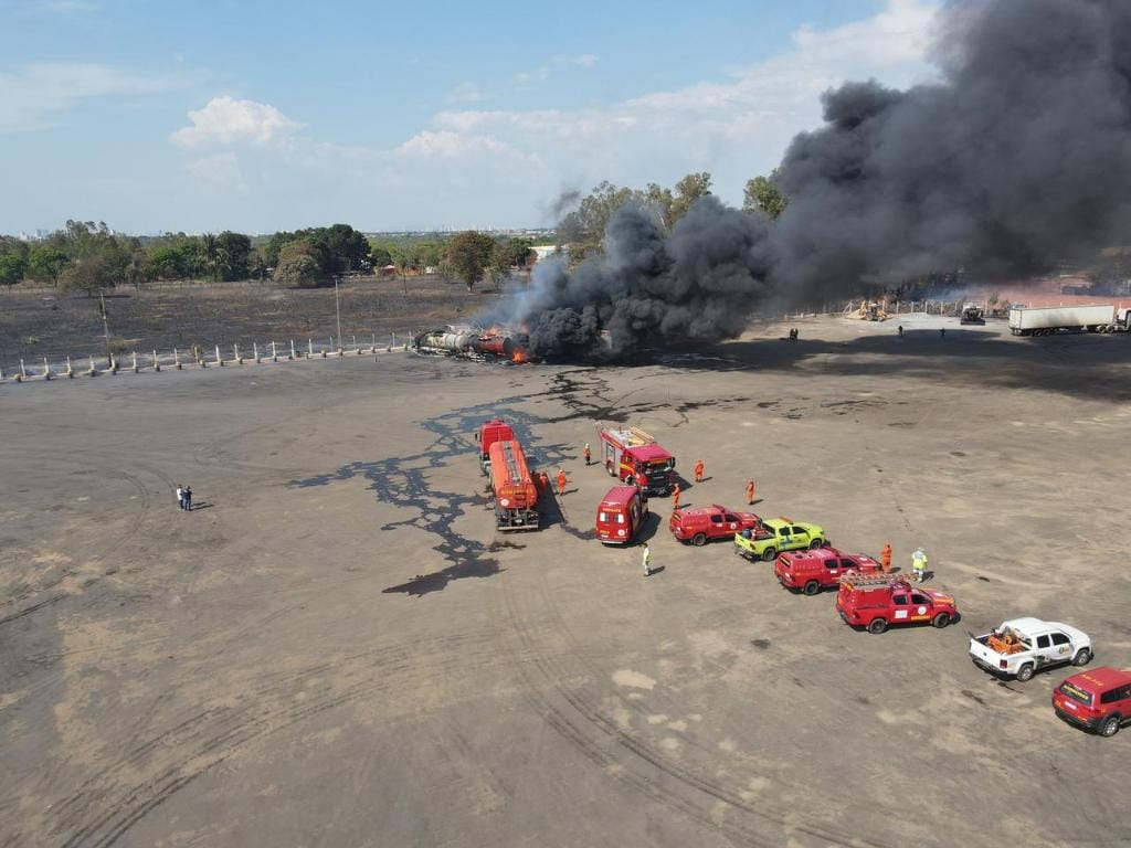 Incêndio atinge carretas estacionadas em posto de combustível em Várzea Grande