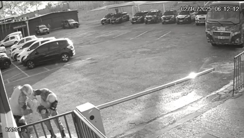 Câmera flagra policiais  salvando bebê de 2 anos engasgada em Cuiabá