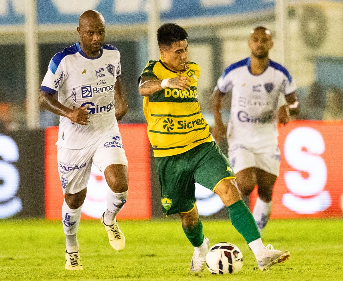 Cuiabá abre o placar contra o Paysandu, mas leva pênalti no fim e desperdiça chance no G-4