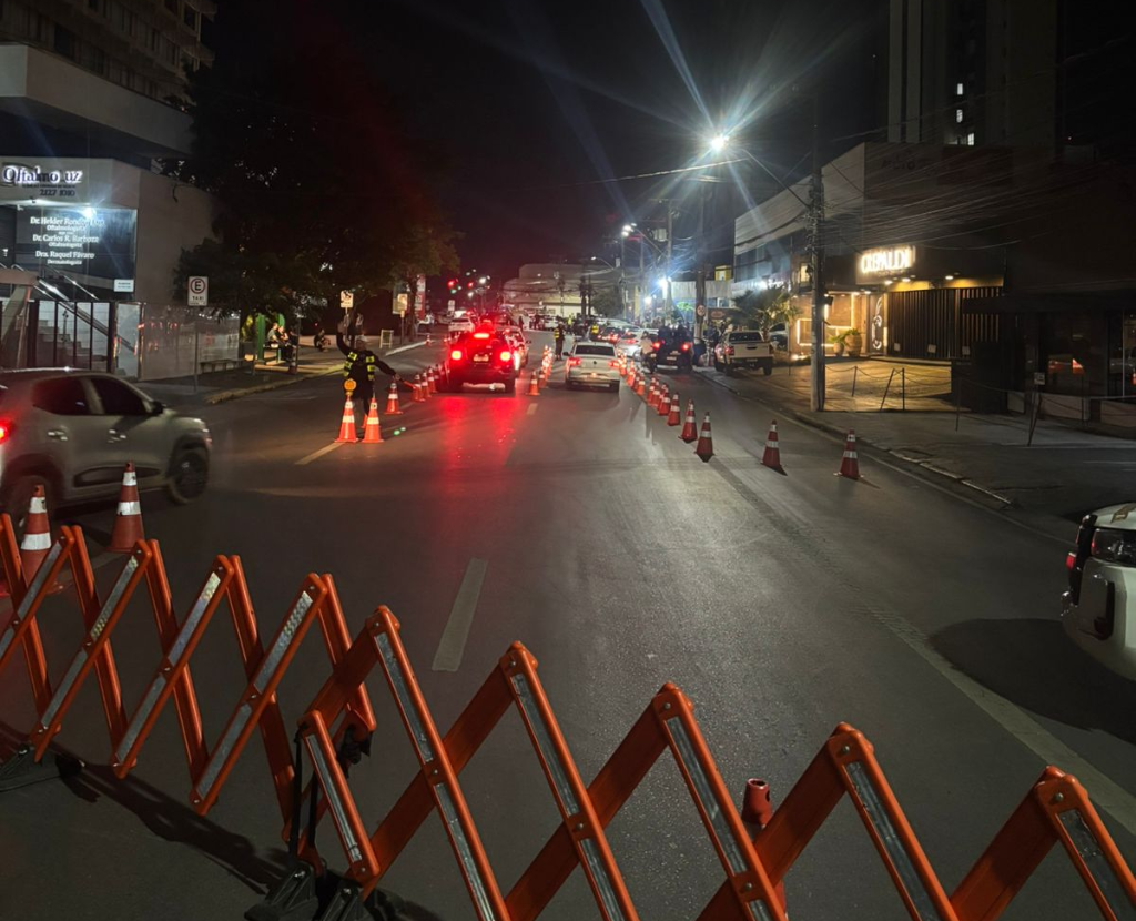 Blitz prende dois condutores embriagados e remove 48 veículos em avenida central