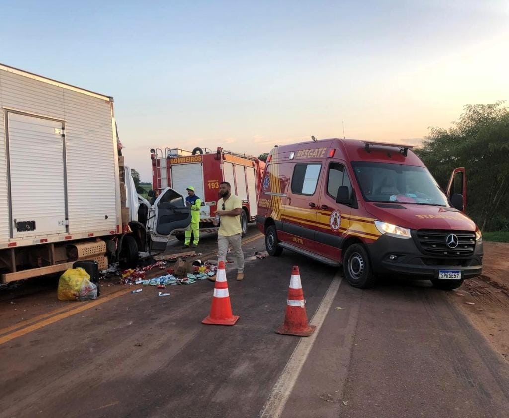 Motorista é resgatado das ferragens após colisão entre carreta e caminhão na BR-163