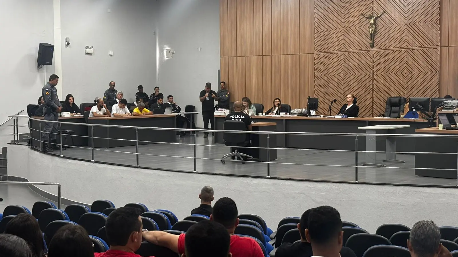 Mãe e filho enfrentam júri por execução de empresário e vendedor na capital; acompanhe