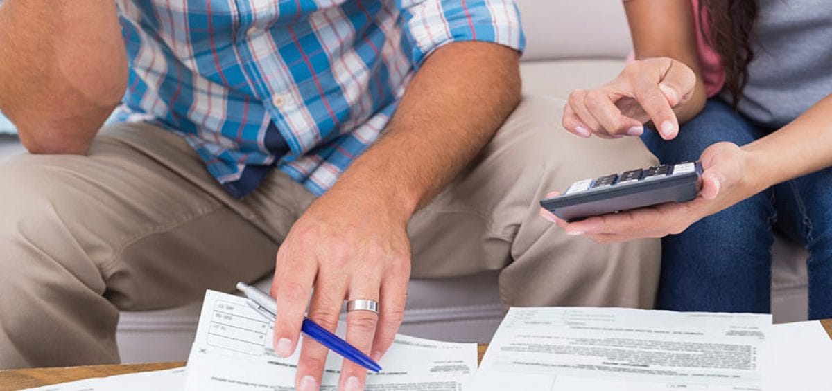 Endividamento recua, mas inadimplência volta a subir; maioria é por cartão de crédito