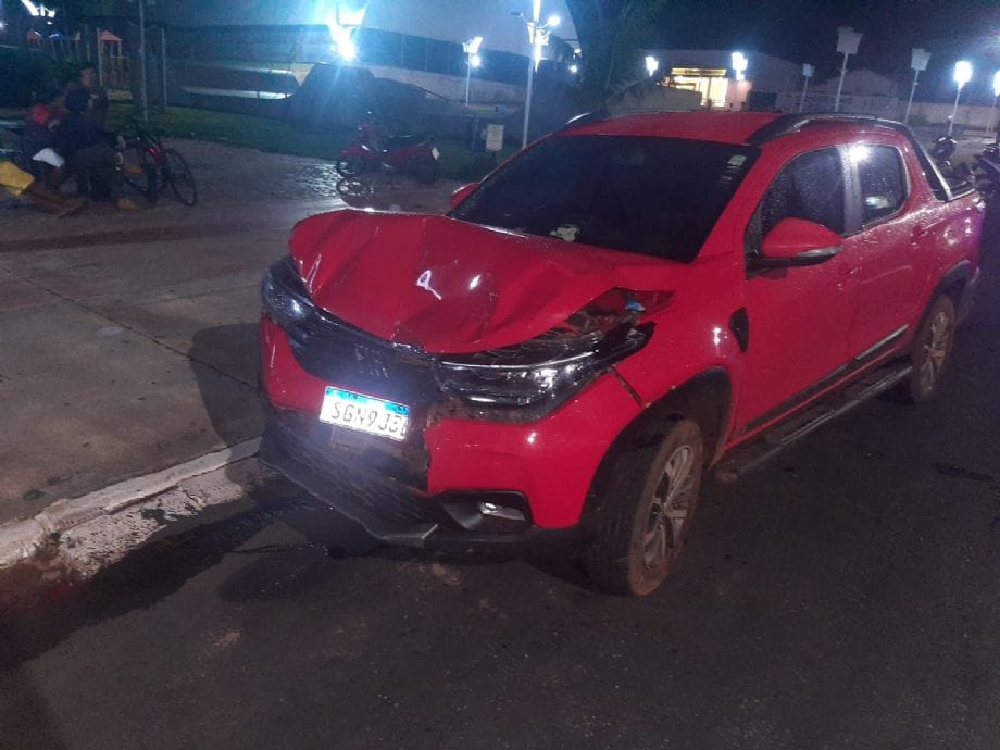 Homens trocam tiros e facadas em distribuidora após discussão  por causa de mulher e morrem