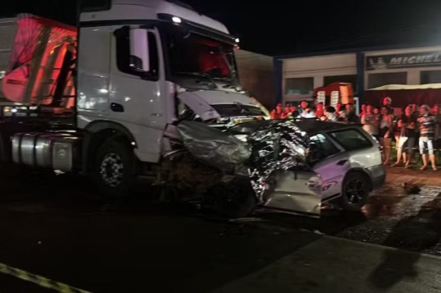 Carro invade pista contrária, bate de frente com carreta e dois morrem na rodovia BR-163