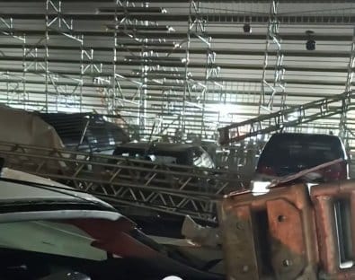 Tempestade atinge autódromo e derruba parte da cobertura das arquibancadas; veja vídeos