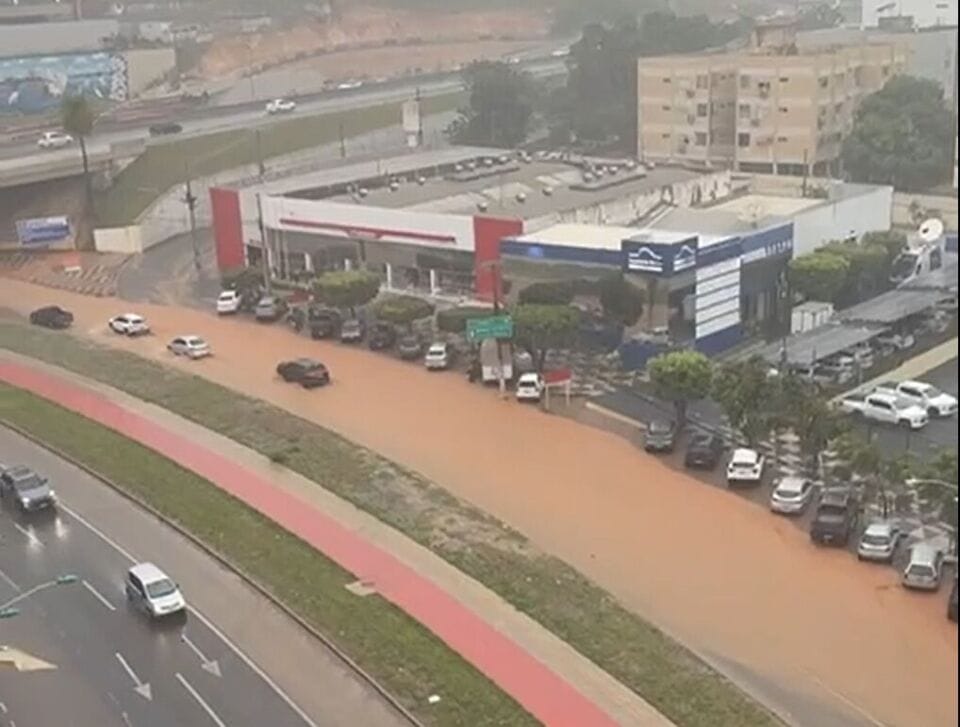 Chuva alaga obras do BRT, causa transtornos e transforma Avenida do CPA em correnteza; veja vídeo