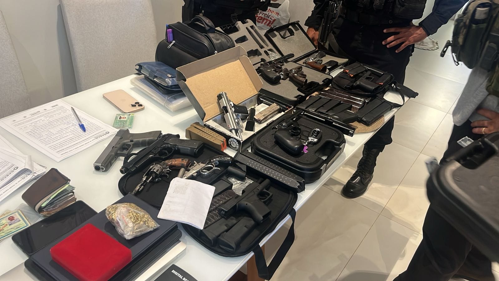 Gaeco apreende arsenal, relógios de luxo e dinheiro com policiais acusados de agiotagem e extorsão