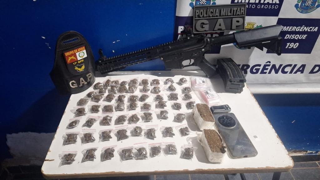 PM prende faccionado com  simulacro de fuzil e 62 porções de maconha