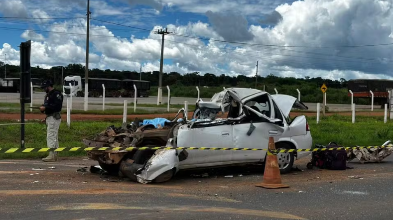 Batida entre carro e carreta deixa dois mortos e dois feridos na BR-163