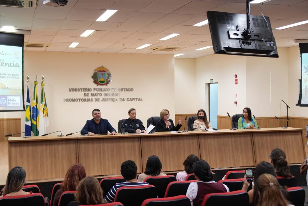 Workshop aborda cultura de não violência e formação de lideranças em Cuiabá