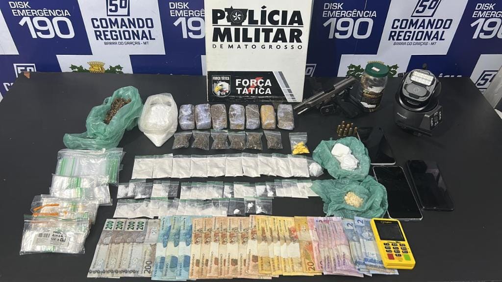 Força Tática dá batida em boca de fumo e prende traficantes  com arma de fogo e dinheiro