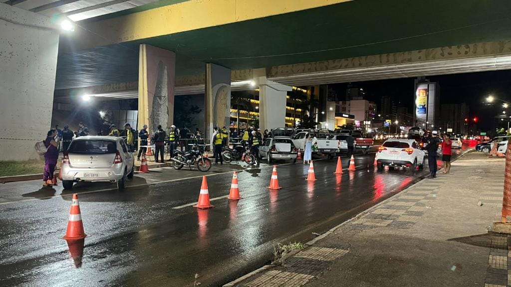Blitz prende motorista por embriaguez e remove 58 veículos em Cuiabá
