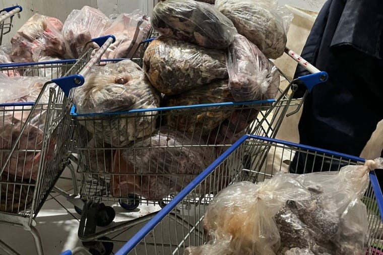 Operação fecha açougue e padaria de supermercado por venda de alimentos vencidos