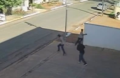 Vídeo mostra funcionário de vidraçaria sendo assassinado a tiros à luz do dia