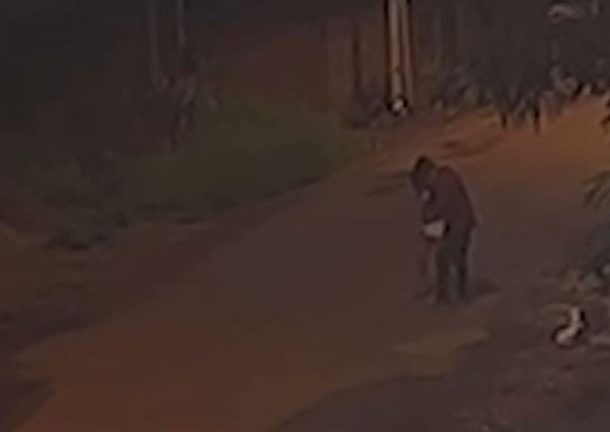 Mulher é arrastada para construção após sair de bar e sofre estupro coletivo; video