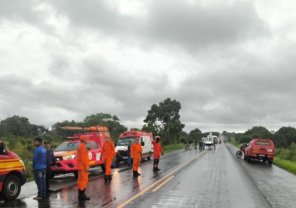 Caminhão capota após estouro de pneu e deixa três feridos em Livramento; um em estado grave