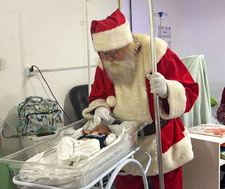 Papai Noel leva música, fé e acolhimento às mães da Maternidade de Várzea Grande