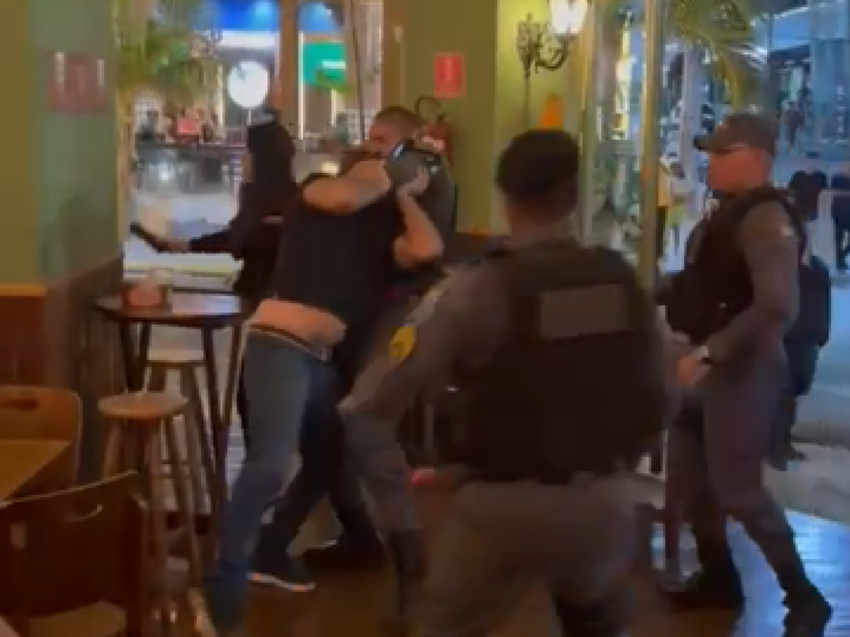 Justiça inocenta policiais que prenderam defensor e procurador durante confusão em bar
